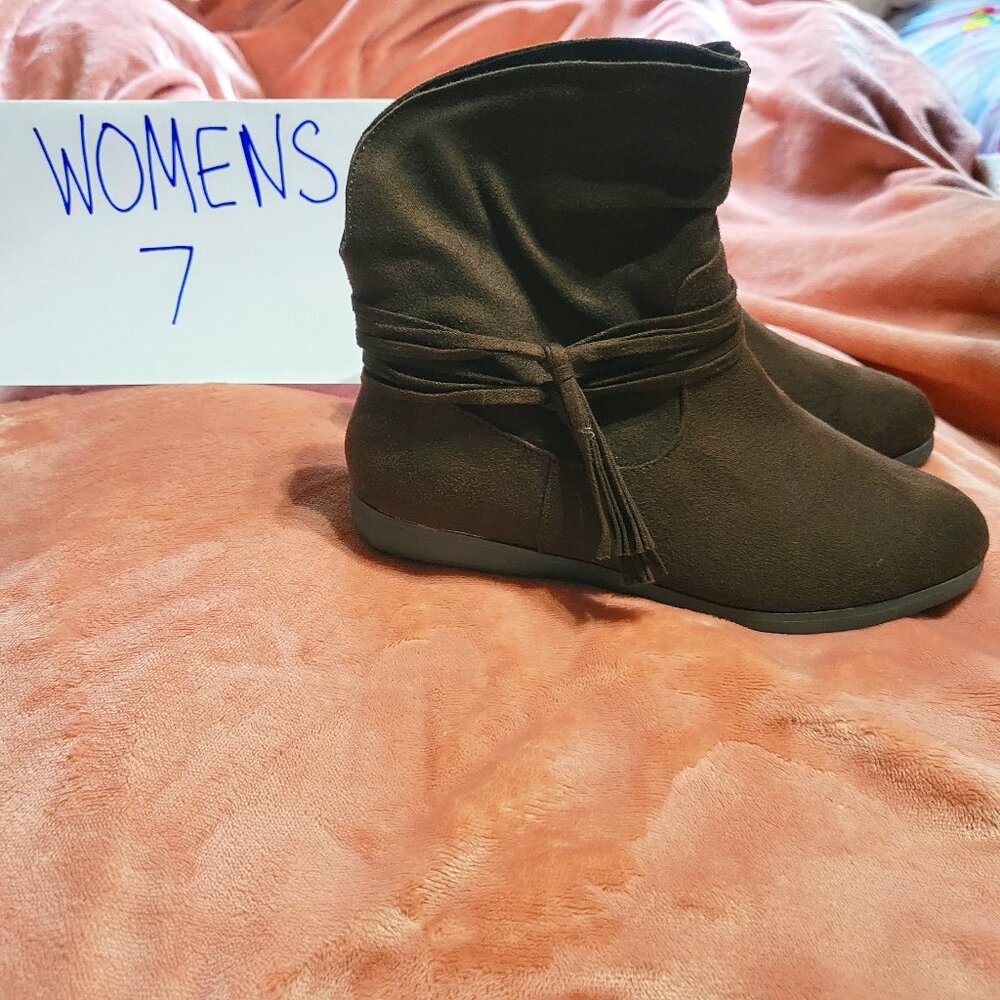 Womens Size 7 SO Brown Slip On Above Ankle Tassel Accent Boots